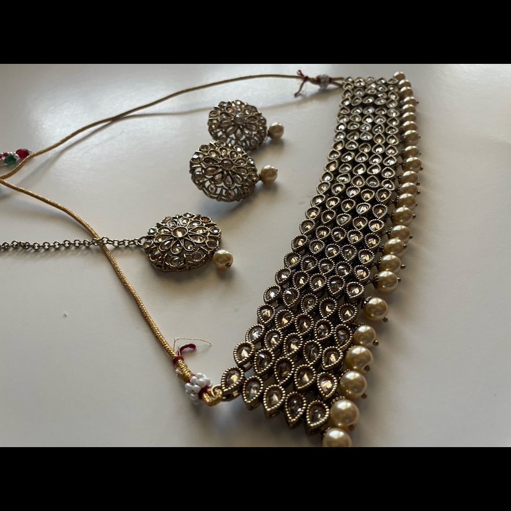 Choker set with earrings and tikka - Picture 5 of 6